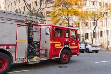 Bir itfaiye aracı Seattle 'da bir sokakta çok hızlı geçiyor, Washington, ABD.