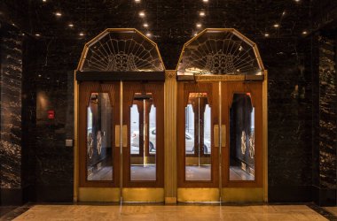 Seattle, Washington, ABD merkezi iş bölgesinde Döviz Binası salonu.