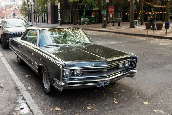 Seattle, Washington, ABD Occidental Meydanı yanında bir sokakta Chrysler klasik araba.