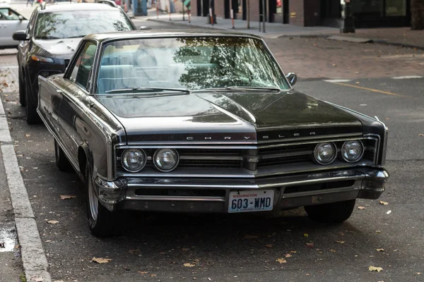 미국 워싱턴 주 시애틀의 옥시덴탈 광장 옆 거리에 있는 크라이슬러 클래식 자동차. — 스톡 사진