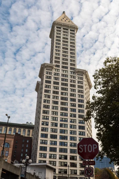 Kilátás az utcáról a Smith Tower Seattle-ben, Washington, USA. — Stock Fotó