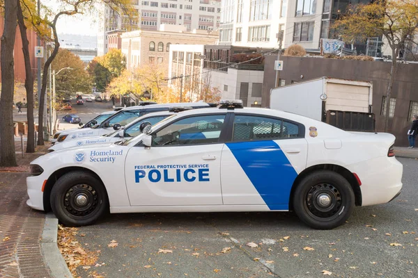 Esquiva vehículos de la Policía Federal de Servicio de Protección en Seattle, Washington, EE.UU. . — Foto de Stock