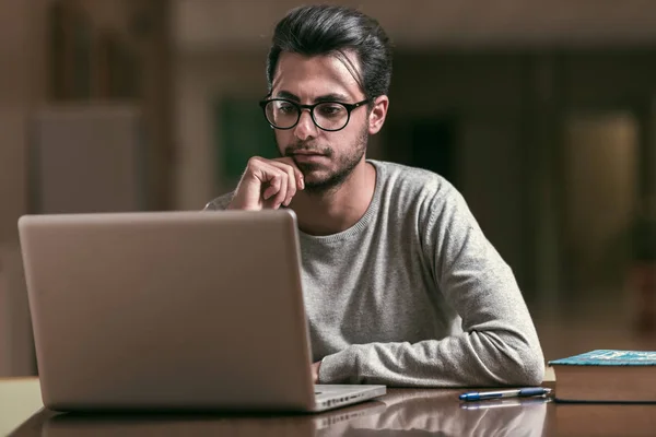 Jovem estudante de ciência da computação usa um laptop para estudar na Escola Politécnica de Cáceres, Espanha . — Fotografia de Stock