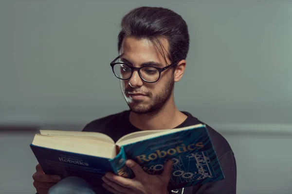 Genç bilgisayar bilimleri öğrencisi Caceres, Ispanya gelişmiş bir robotik kitap okur.