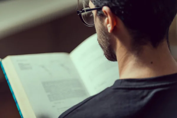 Молодой студент факультета информатики читает книгу по робототехнике в Касересе, Испания . — стоковое фото