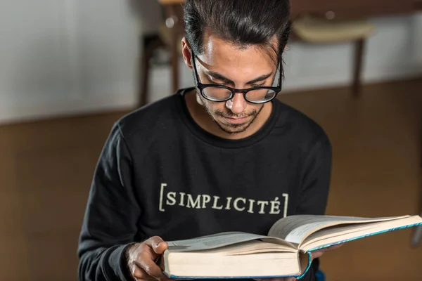 Νέος φοιτητής επιστήμης υπολογιστών διαβάζει ένα προηγμένο βιβλίο ρομποτικής στην Caceres, Ισπανία. — Φωτογραφία Αρχείου