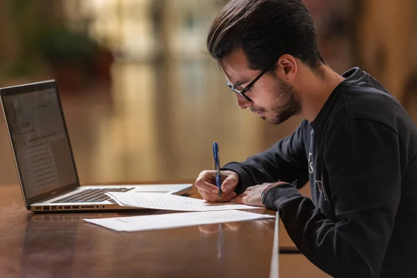 Jovem estudante de ciência da computação usa um laptop para estudar em Cáceres, Espanha . — Fotografia de Stock