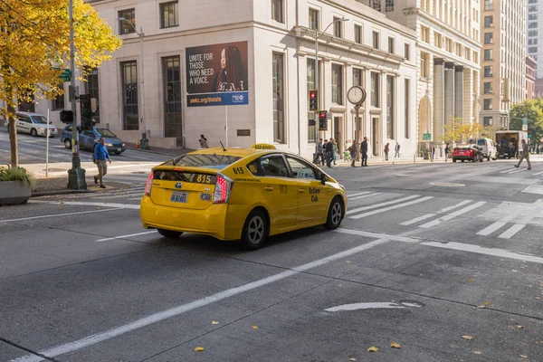 Taxi amarillo se detuvo en un semáforo en el centro de Seattle Street, Washington, EE.UU. . — Foto de Stock