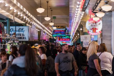 Seattle, Washington, ABD 'de Pike Market içinde Neon işaretler ve insanlar