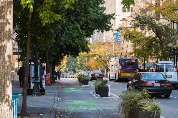 Utcai forgalom és a busz a belvárosban Seattle — Stock Fotó