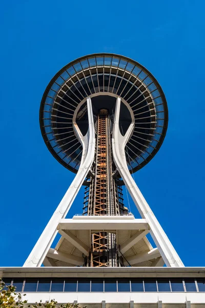 O topo da Space Needle visto de baixo em Seattle — Fotografia de Stock