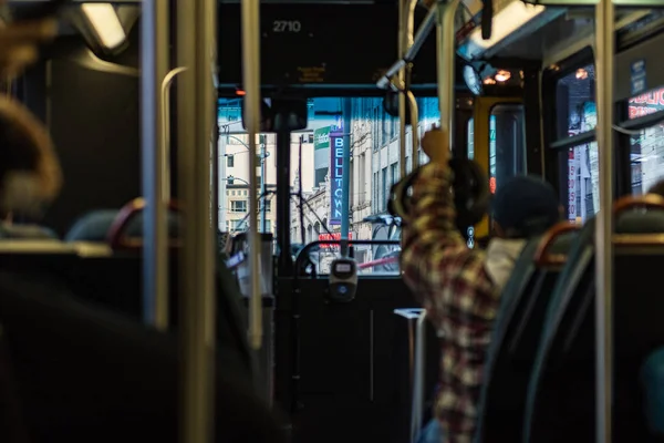 Wnętrze autobusu publicznego przechodzącego przez sąsiedztwo Belltown w Seattle — Zdjęcie stockowe