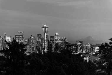 Seattle şehir siluetinin siyah ve beyaz görüntü ve arka planda Mount Rainier profili.