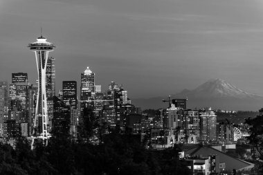 Seattle şehir siluetinin siyah ve beyaz görüntü ve arka planda Mount Rainier profili.