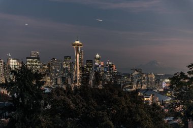 Seattle şehir silüeti ve arka planda Mount Rainier profili üzerinde günbatımı.