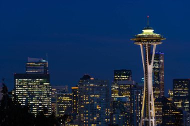 Uzay Iğne ve arka planda diğer ikonik binalar ile Seattle silüetinin gece görünümü.
