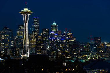 Uzay Iğne ve arka planda diğer ikonik binalar ile Seattle silüetinin gece görünümü.