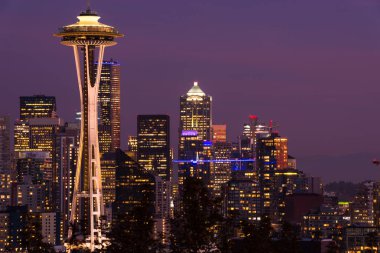 Uzay Iğne ve arka planda diğer ikonik binalar ile Seattle silüetinin gece görünümü.
