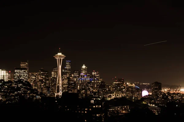 Nocny widok na panoramę Seattle z kosmiczną igłą i innymi ikonicznymi budynkami w tle. — Zdjęcie stockowe
