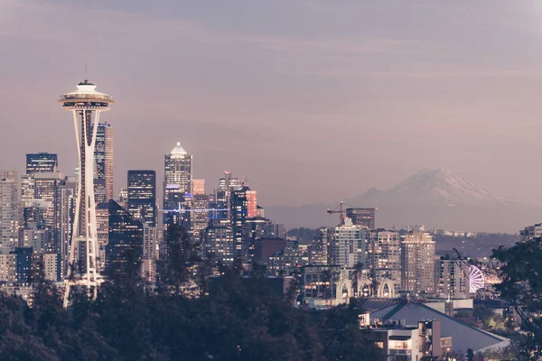 Sonnenuntergang über der Skyline der Stadt Seattle und das Profil des Mount Rainier im Hintergrund. — Stockfoto
