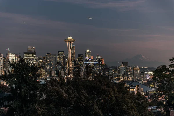 Seattle şehir silüeti ve arka planda Mount Rainier profili üzerinde günbatımı.