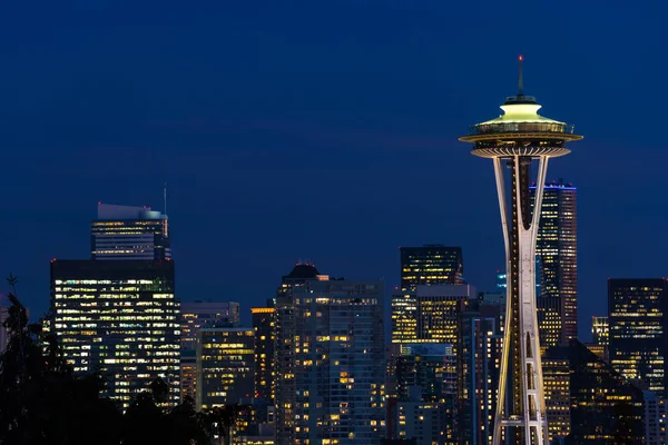 Vista noturna do horizonte de Seattle com a Space Needle e outros edifícios icônicos ao fundo . — Fotografia de Stock