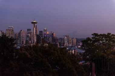 Seattle şehir silüeti ve arka planda Mount Rainier profili üzerinde günbatımı.