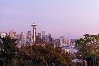 Seattle şehir silüeti ve arka planda Mount Rainier profili üzerinde günbatımı.