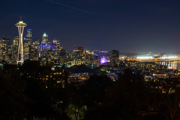 Vista noturna do horizonte de Seattle com a Space Needle e outros edifícios icônicos ao fundo . — Fotografia de Stock