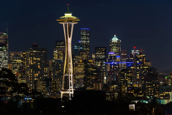 Vista nocturna del horizonte de Seattle con la aguja espacial y otros edificios icónicos en el fondo . —  Fotos de Stock