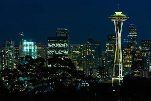 Uzay Iğne ve arka planda diğer ikonik binalar ile Seattle silüetinin gece görünümü.