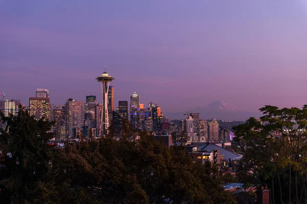 Pôr do sol sobre o horizonte da cidade de Seattle e o perfil do Monte Rainier em segundo plano . — Fotografia de Stock