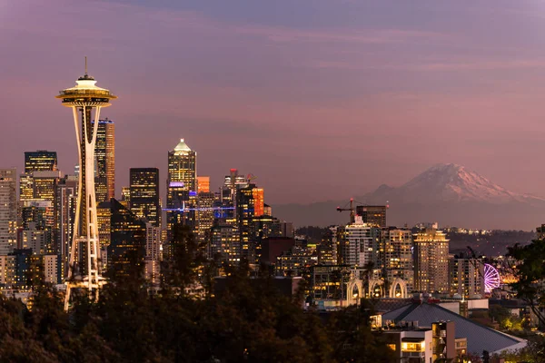 Seattle şehir silüeti ve arka planda Mount Rainier profili üzerinde günbatımı.