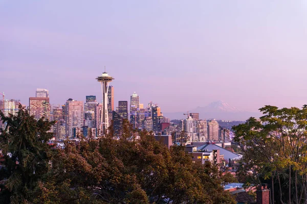 Pôr do sol sobre o horizonte da cidade de Seattle e o perfil do Monte Rainier em segundo plano . — Fotografia de Stock