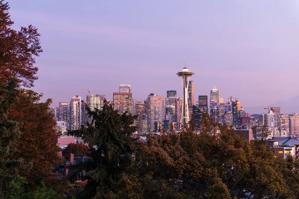 Coucher de soleil sur l'horizon de la ville de Seattle et le profil du mont Rainier en arrière-plan . — Photo