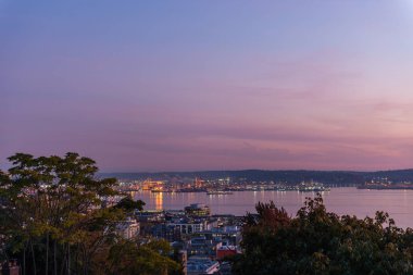 Gökyüzü Seattle ve Elliott Körfezi limanında karanlık bir tonda alır.