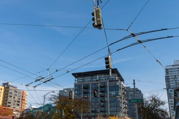 Kusza kábelek és elektromos vezetékek a Seattle közlekedési táblák és villamosok. — Stock Fotó