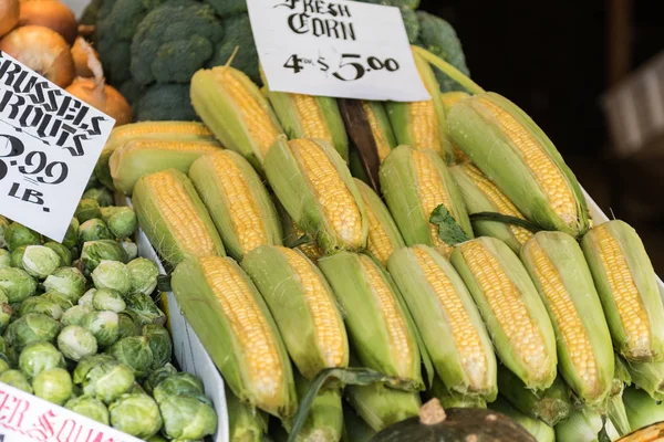 Corn kolven en spruiten op een kraam in Seattles Pike Place Market. — Stockfoto