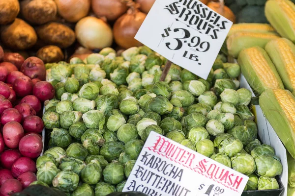 Spruitjes en andere groenten in een kraam op Pike Place Market in Seattle. — Stockfoto