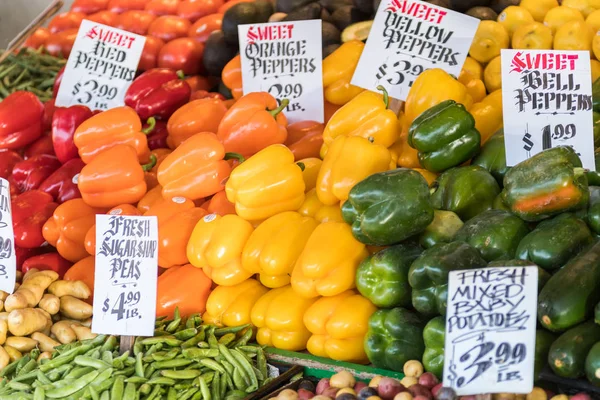 Kleurrijke en gevarieerde paprika's in een stand op de Pike Place Market in Seattle. — Stockfoto