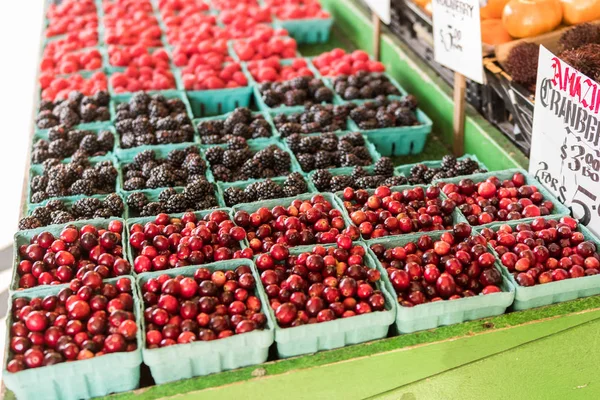 Veenbessen, bramen en andere vruchten op een kraam op Pike Place Market in Seattle — Stockfoto