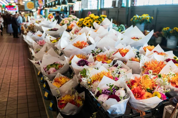Bouquets of varied flowers in a stand at the Pike Place Market in Seattle — Stock Photo, Image