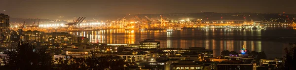 Nachtpanoramablick auf die Seattles Elliott Bay und den Hafen. — Stockfoto