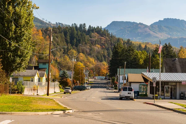 Uitzicht op de hoofdstraat van beton met het bos en de bergen op de achtergrond, Washington, Verenigde Staten — Stockfoto