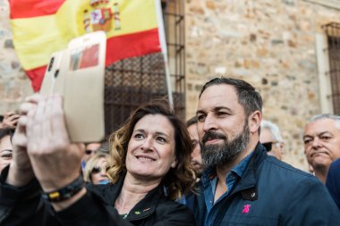 Vox mitingine katılanlar, Caceres'teki Plaza de San Jorge'de lider Santiago Abascal ile selfie çektiler..