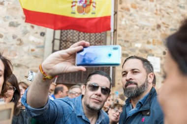 Vox mitingine katılanlar, Caceres'teki Plaza de San Jorge'de lider Santiago Abascal ile selfie çektiler..