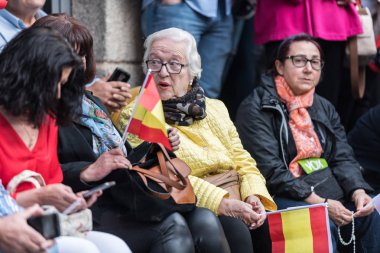 İspanya bayrakları ile Katılımcılar Vox, aşırı sağ parti, caceres lideri Santiago Abascal ile toplantıya.