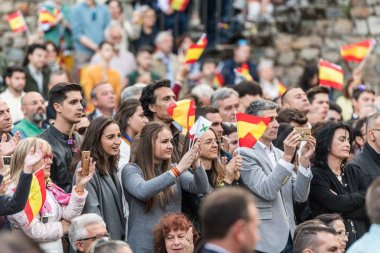 Santiago Abascal ile Vox, aşırı sağ İspanyol partisi, toplantıya İspanya bayrakları ile Katılımcılar