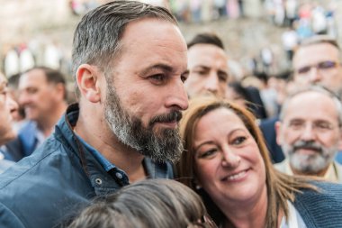 Vox mitingine katılanlar, Caceres'teki Plaza de San Jorge'de lider Santiago Abascal ile selfie çektiler..