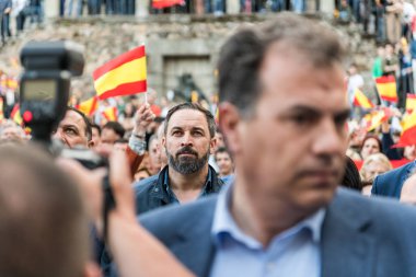 Aşırı sağcı Vox partisinin lideri Santiago Abascal, milli marşı çalarken duruyor